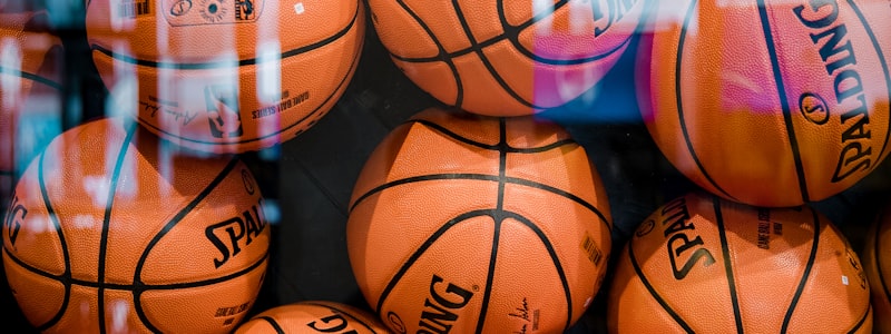 战术解析板示意图 - 教练在战术板上绘制跑位和阵型